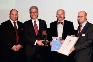  V.l.n.r.: Rainer Bomba Staatssekretär im Bundesministerium für Verkehr, Bau und Stadtentwicklung, Heinz-Jakob Holland, Vorsitzender der Geschäftsführung URSA Deutschland GmbH, Ulrich Zink,Vorsitzender des BAKA – Bundesarbeitskreis Altbauerneuerung e.V. sowie Dr. Reinhard Pfeiffer, Geschäftsführer Messe München GmbH 