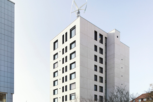  Das Wohnhochhaus an der Güterstraße in Pforzheim: Der neue Aufzug benötigt keinen Maschinenraum. Dadurch stören keine Dachaufbauten die klaren Linien des Gebäudes 