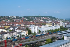  Die zentrale Lage in der Stadt und der Blick auf die umliegenden bewaldeten Hügel waren vor der Sanierung die größten Potenziale des Wohnhochhauses 