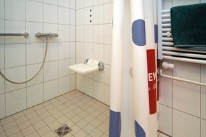  Blick in ein modernisiertes Badezimmer. Wichtigstes Detail ist die barrierefreie Dusche 