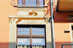  Details wie die Fenster- und Balkongeländer orientieren sich genauso am Jugendstil wie die aufgemalten Stuckelemente 