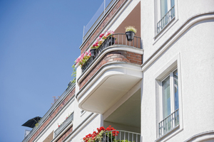  Klinker und Putz kombiniert: Bei diesem Wohngebäude im Berliner Stadtbezirk Pankow wurden die Balkonbrüstungen durch klassische rote Klinkerriemchen akzentuiert 