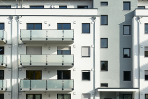 Dank der großzügigen Balkone sind auch ältere Bewohner der Mehrfamilienhäuser in Andernach mit nur einem Schritt mitten im Leben 