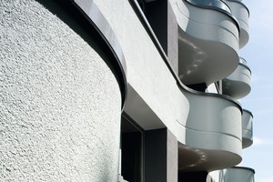  Die neuen, asymmetrischen Balkone sind thermisch entkoppelt und prägen die neue organische neue Gebäudekontur 