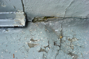  Die Oberfläche der Balkone wies zahlreiche Schäden auf. So war Feuchtigkeit in den Beton eingedrungen und hatte die Bewehrung beeinträchtigt 