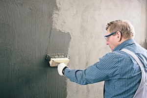  Nach dem Aufbringen eines wasserabweisenden Dichtputzes werden die Wände mit einer sulfatwiderstandsfähigen Abdichtung beschichtet 