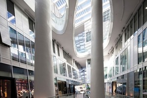  rechts: Architektonisch reizvolle Ladenpassage: Säulen lenken im Atrium der Markthäuser die Blicke der Besucher über zwei ovale Öffnungen in der Decke durch das teilweise offene Dach zum Himmel 