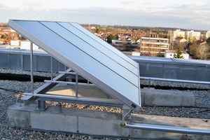  Die Solaranlage wurde mittels auf der Dachfläche aufgebrachter Streifenfundamente aufgelegt 