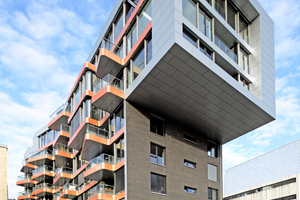  Rheinlogen, Bonn: Das Haus Fidelio ist das markanteste Gebäude. Für farbige Akzente sorgen die roten Aluminiumbänder an den Balkonen 