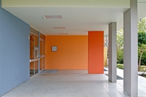  Die Wand lenkt einen optisch in das Gebäude hinein. Durch den Kontrast zu den kühlen Farben treten Orange und Rot besonders deutlich und prägnant hervor 