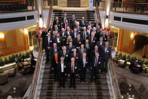  Gruppenbild auf der imposanten Freitreppe im Westin Grand Hotel in Berlin 