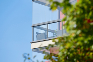  Geschützt von einem Glasvorhang bleibt der Balkon auch an kühleren Herbsttagen attraktiv, und die Möbel können das ganze Jahr über draußen bleiben 