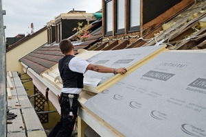  Die Arbeitsschritte: Abdichten und Dämmen der Dachfläche, … 