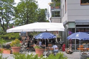  Modellprojekt „Barrierefreie Stadtquartiere“ in München-Ackermanns-bogen. Als Innovation wurde ein Spezial-Gastro-Sonnenschirm mit lärmmindernder Bespannung erprobt<br /> 