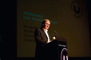  Volle Ränge im Theater, das von Prof. Gottfried Böhm gestaltet wurde 