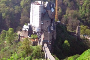  Aus dem KP II wurden auch bundesweit 27 Kulturdenkmale von nationaler Bedeutung gefördert. Hier im Bild: Die in einem Seitental der Mosel gelegene Burg Eltz  