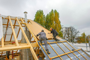  Grundlage für den Dachaufbau oberhalb der Sparren in 10/16 bildet eine Holzfaser-Platte in einer Stärke von 10 mm 