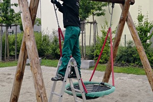  Spielplatzprüfer bei der Hauptuntersuchung  