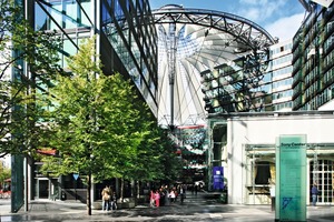  Das spektakuläre, aufgefächerte Zeltdach symbolisiert eines der Wahrzeichen Japans, den heiligen Berg Fujisan. So spiegelt sich in der Architektur ein Stück Heimat des Bauherren wieder 