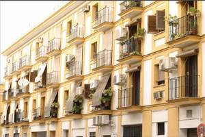  Eine typische Fassade in Südeuropa. Bei dauerhaften Temperaturen von über 35°C können nur noch Klimaanlagen den Wohnraum kühlen 
