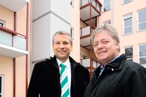  Dr. Dieter Naumann (rechts), Geschäftsführer der Wohnungs- und Baugesellschaft mbH Staßfurt, und Matthias Wagner (Vaillant Fachpartner) haben „Am Schäfereiberg“ in enger Abstimmung ein Wärmekonzept realisiert, das für solche, künftig von den Wohnungsgesellschaften immer häufiger zu stemmende Projekte unter wirtschaftlichen wie energetischen Gesichtspunkten beispielhaft ist.  