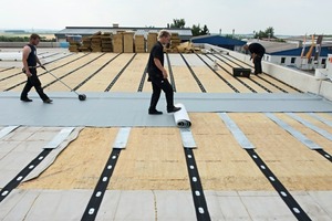  Beim Klettsystem werden Klettstreifen quer zur Verlegerichtung der Dachbahnen befestigt. Danach rollt man vlieskaschierte Dachbahnen fest in die Klettstreifen ein 