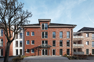  Dreieinhalbgeschossiger Wohnkomplex für Senioren in Kempen: Zwei weiß verputzte Zwischengebäude separieren die drei mit Klinkern verblendeten Hauptbaukörper 