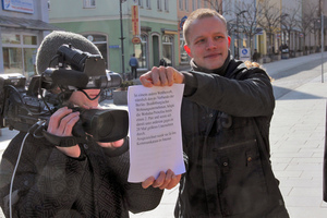  Der Wohnungsverwalter Thomas Wesche hilft als Teleprompter aus  