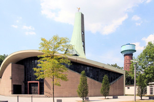  Die neuen Gebäude treten in einen  Dialog mit der 1968 errichteten Kirche St. Joseph mit ihrem dynamisch verlaufenden Dach 