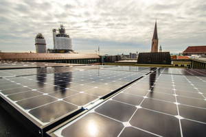  Mieterstromprojekte können die Chance verbessern, Förderungen zu erhalten; rechts der Blick auf eine Photovoltaikanlage eines solchen Projekts. 