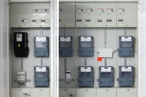  Sobald eine der Wärmepumpen im Betrieb ist, wird der Stromverbrauch über separate Zähler erfasst, da der Energieversorger einen speziellen Wärmepumpen-Tarif anbietet 