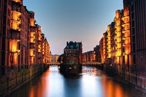  In vielen Regionen Deutschlands prägen steinsichtige Fassaden oder Fassadenbereiche aus Ziegel- oder Natursteinmauerwerk das Bild unserer Städte. Etwa 40 % des Gebäudebestandes der Bundesrepublik unterliegen dem Denkmal-, Milieu- oder Ensembleschutzes und können aufgrund reich gestalteter Fassaden nicht von außen gedämmt werden. Innendämmungen sind bei solchen Konstruktionen daher oft die einzige Möglichkeit zur Reduzierung der Transmissionswärmeverluste 