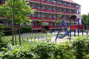  Zwischen den Gebäuden steht ein Gartenhof mit Spielplatz für die Bewohner zur Verfügung, der auch öfters für gemeinsame Aktionen genutzt wird 