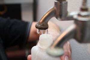  Vermieter von Mehrfamilienhäusern sind als „gewerbliche Betreiber von Großwasseranlagen zur Trinkwassererwärmung“ zur regelmäßigen ­Legionellenprüfung verpflichtet  