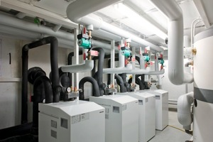  Vier Grundwasser-Wärmepumpen mit jeweils 20 kW Heizleistung sind in Kaskade geschaltet und erzeugen im kombinierten Einsatz bis zu 80 kW Heizleistung 