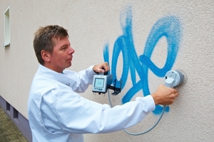  	Im ersten Schritt wird der Fassadenfarbton im Bereich des Graffiti mit dem mobilen Farbmessgerät eingelesen 