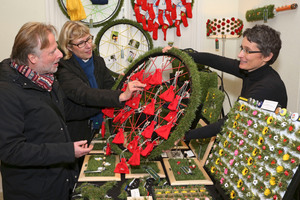  Frankfurts Baudezernent Olaf Cunitz (l.) und Monika Fontaine-Kretschmer (Mitte), NH ProjektStadt, beim 7. Höchster Designparcours 