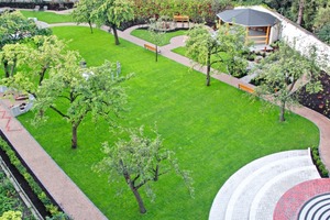  Inmitten der quirligen Kölner Innenstadt ist mit dem Garten der Religionen eine Oase der ­Entschleunigung und der Besinnung entstanden. Ein Rundweg mit elf Stationen zum Thema Glauben wurde in einem ehemaligen Klostergarten angelegt. Rotbunte Pflasterklinker unterstützen das Leitsystem der Wege und setzen bewussteAkzente für die Besucher 