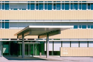  Die Fassadenplatte bei Nestlé in Singen streckt die Fassadenoptik mit ihren zwei Scheinfugen bis zum Seitenverhältnis von 8:1<br />(Architekten Richter &amp; Dahl Rocha aus Lausanne)<br /> 