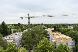  Die vorgefertigten Holzbauteile lassen sich in wenigen Tagen auf der Baustelle montieren 