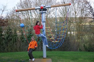  Der Luftikus und das Trampolin stellen zwei absolut gegensätzliche Spielgeräte dar. Sich über der Erde von einem zum anderen Einhängeteil hangeln oder auf dem Trampolin hüpfen, beide Geräte sorgen für ungebremsten Spielspass. Das Trampolin mit dem Außenmaß von 2,25 x 3,0 m und einer Sprungfläche aus Re­­cycling-Gummigliedern von 1,75 x 2,5 m gibt es zum ebenerdigen Einbauen wie auch zum Aufstellen. Auch kleinere Abmessungen sowie eine runde und ovale Version sind möglich. Eine Reihe Fallschutzplatten ist jeweils inklusive. Der Luftikus mit einem 20 cm starken feuerverzinkten Stahlmast hat inkl. der Drehwippmechanik  eine Höhe von ca. 3,5 m über Spielniveau. Die Einhängeteile sind aus 16 mm starkem Herkulesseil in bunten Farben.  Spogg GmbH35614 Aßlar-BerghausenTel. 06443 811262spogg@hally-gally-spielplatzgeraete.de 