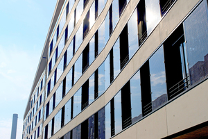  In der Südfassade, die wie das Dach als Energielieferant dient, sind Photovoltaik-Module zwischen den Fenstern eingebaut 
