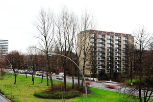  Das Hochhaus vor der Sanierung: ein typisches Laubenganghaus mit nüchterner, kantiger Optik  