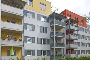  Die Mieter der Erdgeschosswohnungen können direkt vom Balkon in den eigenen kleinen Garten gehen 