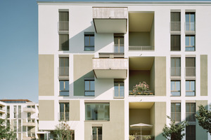  Die Architekten fassten die schmalen Fensterbänder sowie die Loggien über zwei Geschosse zu jeweils einer optischen Öffnung zusammen. Die farblich hervorgehobenen Putzfelder unterstreichen die optische Täuschung, die die Geschosse zusammenzuwachsen scheinen lässt 