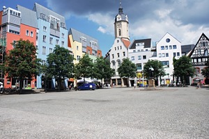  Der barocke Rathausturm am Marktplatz von Jena und die im Volksmund genannten modernen Papageienhäuser 