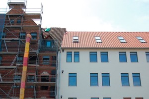  Modernisierung mit Passivhauskomponenten am Allerweg in Hannover-Linden: Der Altbau rechts im Bild ist bereits zum Passivhaus umgebaut, die energetische Modernisierung beim benachbarten Gebäude hat begonnen. Der enercity-Fonds proKlima begleitet das Projekt fachlich und fördert es finanziell 