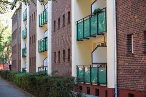 Neue Perspektiven: Die rustikale Klinker-Optik, der helle Putz und die eleganten, grün schimmernden Glasbrüstungen der Loggien prägen das neue Er­scheinungsbild des Gebäudes 