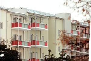  Die Rückseite der Häuser „Am Schäfereiberg“  wurde nach modernen Standards gedämmt. Die vorgesetzten Balkone erhöhen die Wohnqualität, die thermische Solaranlage auf dem Dach unterstützt die Wärme- und Warmwasserbereitung 