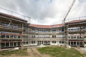  Das zweiflügelige Haus entsteht in zentraler Lage des Ortsteils Atzbach auf dem ehemaligen Festplatz der Gemeinde Lahnau  